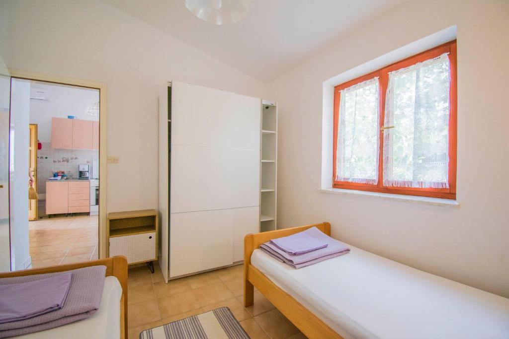Posteľ alebo postele v izbe v ubytovaní Apartment Rino, only 30m from the sea