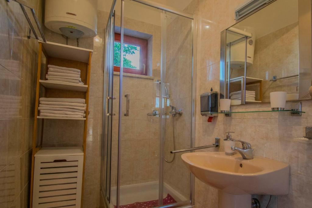 Kúpeľňa v ubytovaní Apartment Rino, only 30m from the sea