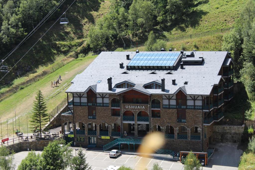uma vista aérea de um edifício com painéis solares em Ushuaia, The Mountain Hotel em Arinsal