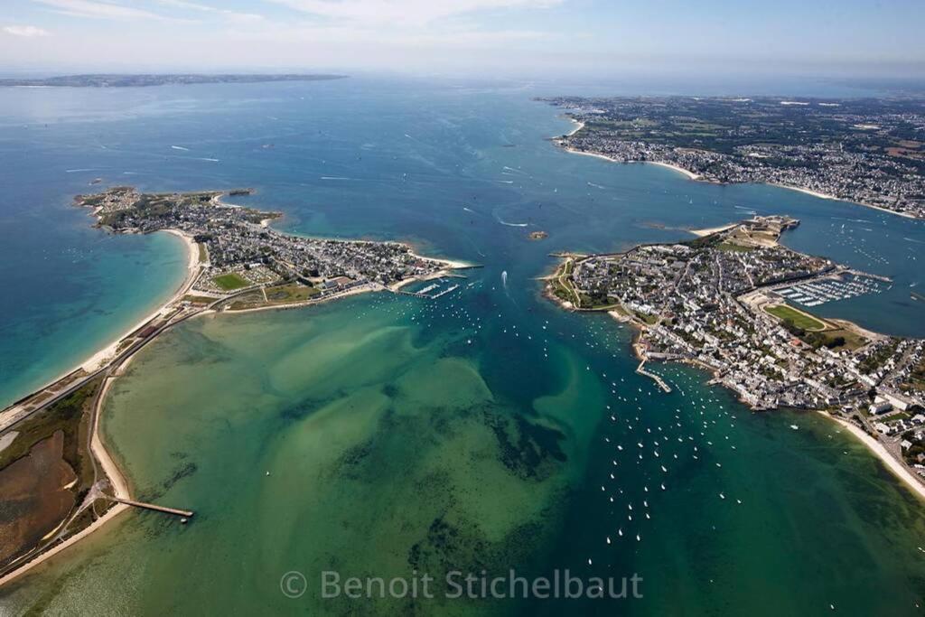 eine Luftansicht auf eine Stadt und das Meer in der Unterkunft Villa vue mer 8 pers billard in Port-Louis