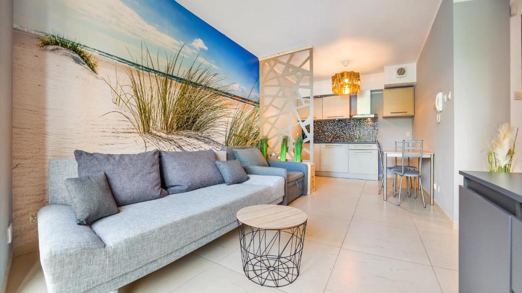 salon z kanapą i kuchnią w obiekcie Apartamenty Sun & Snow Lido Sarbinowo w Sarbinowie