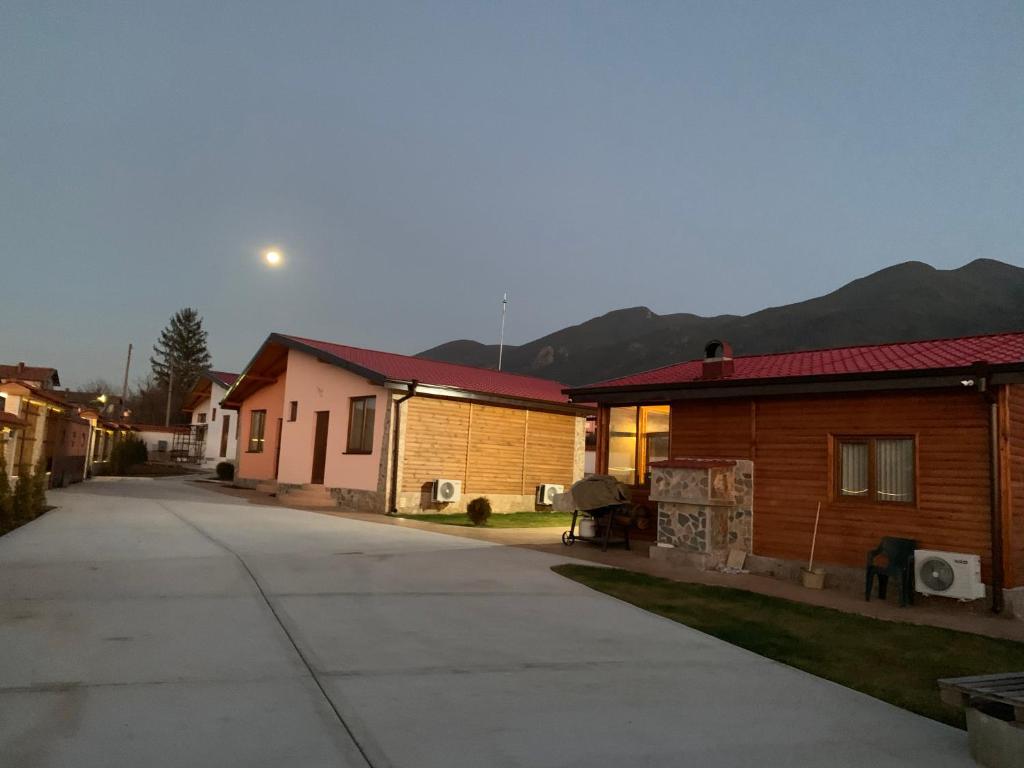 a street of houses with mountains in the background at Къщи за гости “Планински Рай” Mountain Paradise in Resilovo