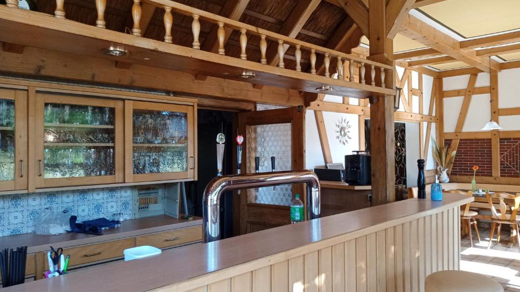 una cocina con fregadero y armarios de madera en Landgasthof Zum Heidekrug en Bad Orb