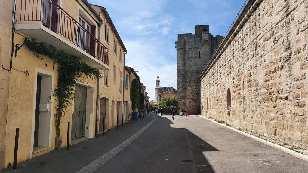 Une allée vide avec un château en arrière-plan dans l'établissement Appartement la tour du sel, à Aigues-Mortes