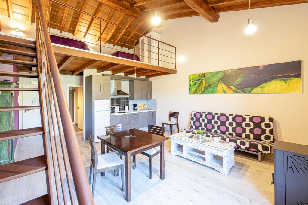 - un salon avec une table et un canapé dans l'établissement Apartamentos El Capricho, à Águeda del Caudillo