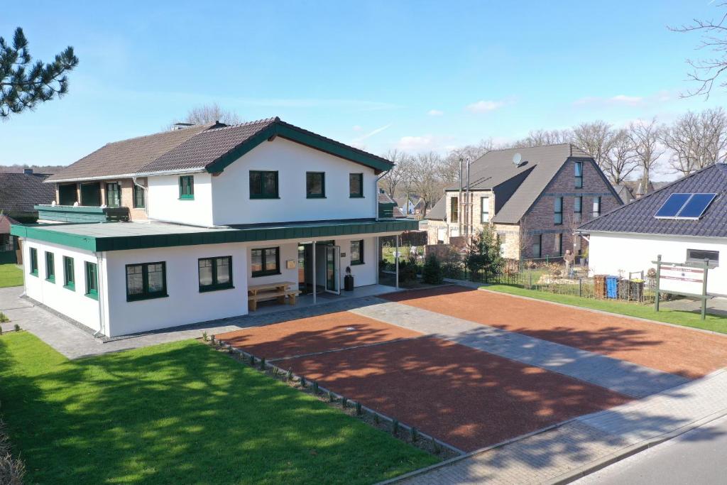 an aerial view of a house with a driveway at Hotel Haus Hildegard - Garni 3 Sterne superior in Niederkrüchten