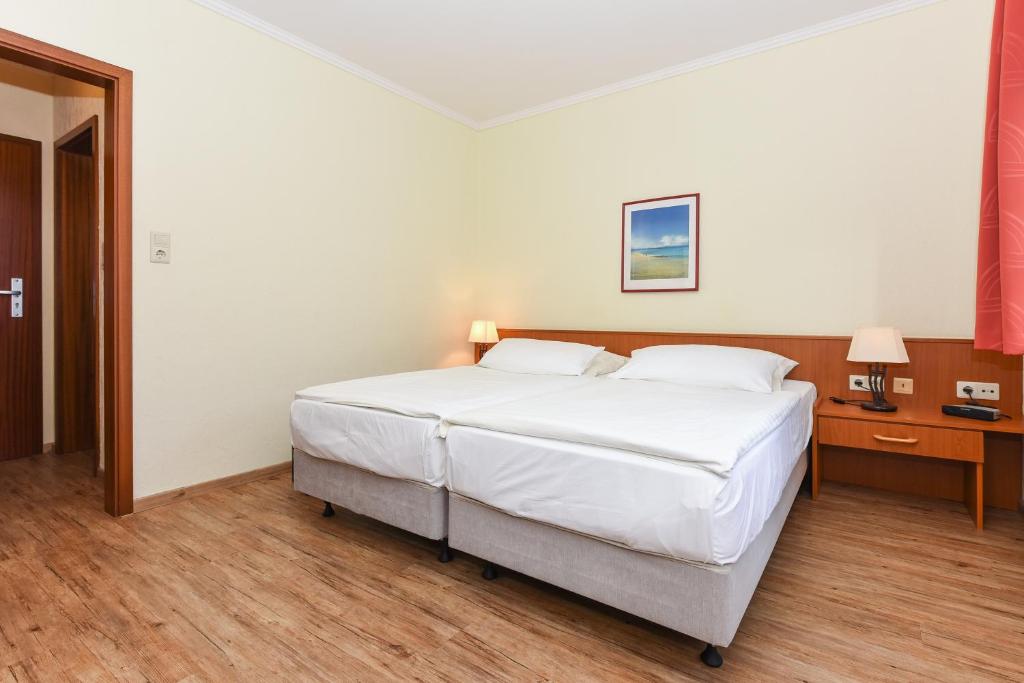 Postel nebo postele na pokoji v ubytování Hotel Garni Benser Watt