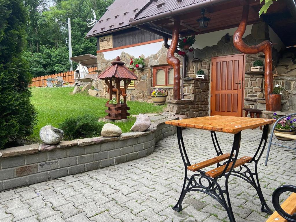 stół i krzesło na patio z ogrodem w obiekcie Domek Hubertus Chochołów w Chochołowie