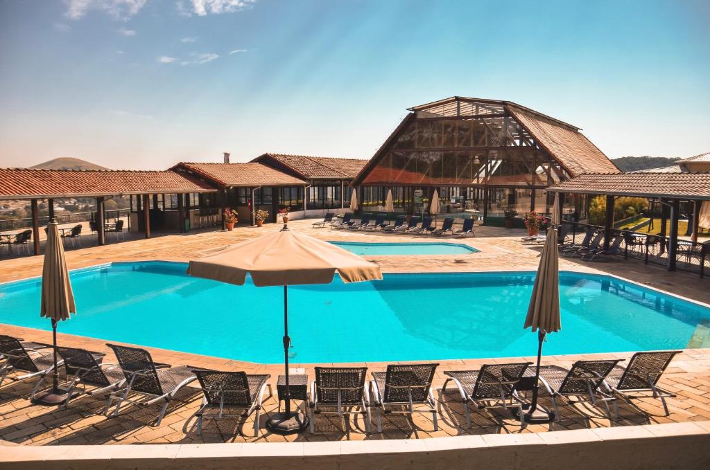 Bazén v ubytování Guararema Parque Hotel nebo v jeho okolí