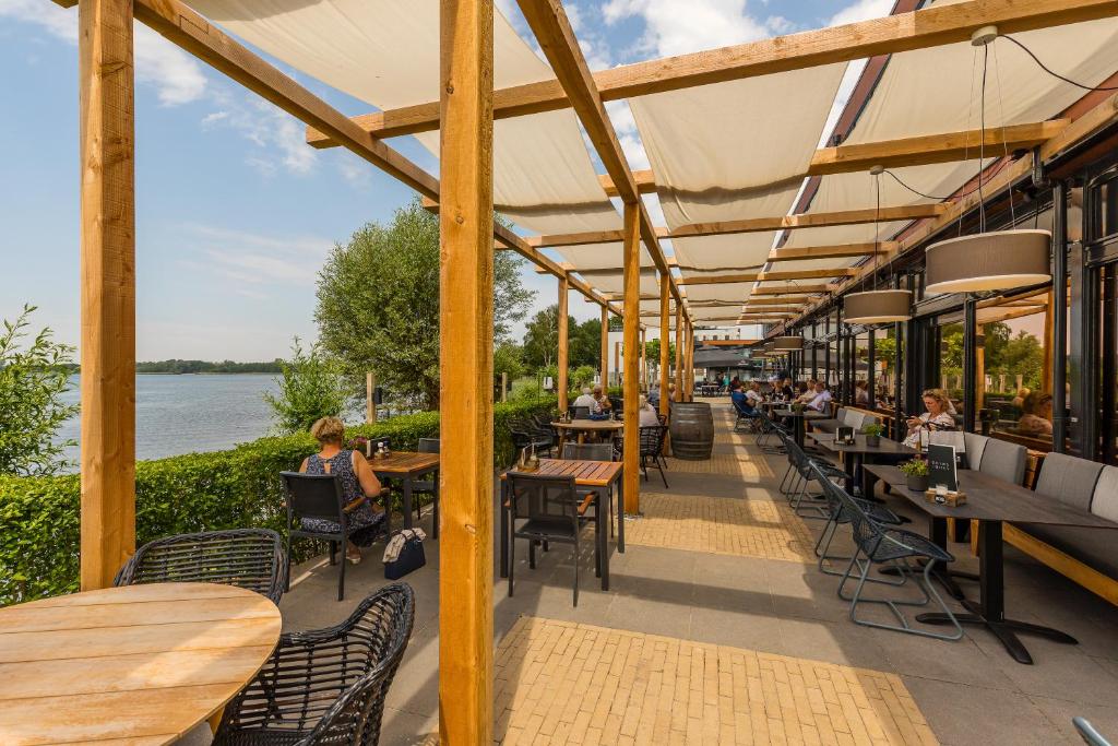 Výhled na řeku, která protéká v blízkosti hotelu