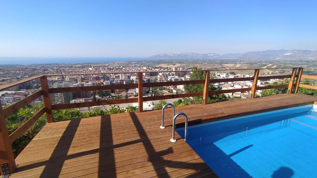einen Pool auf einer Terrasse mit Stadtblick in der Unterkunft villa Sun in Alcamo