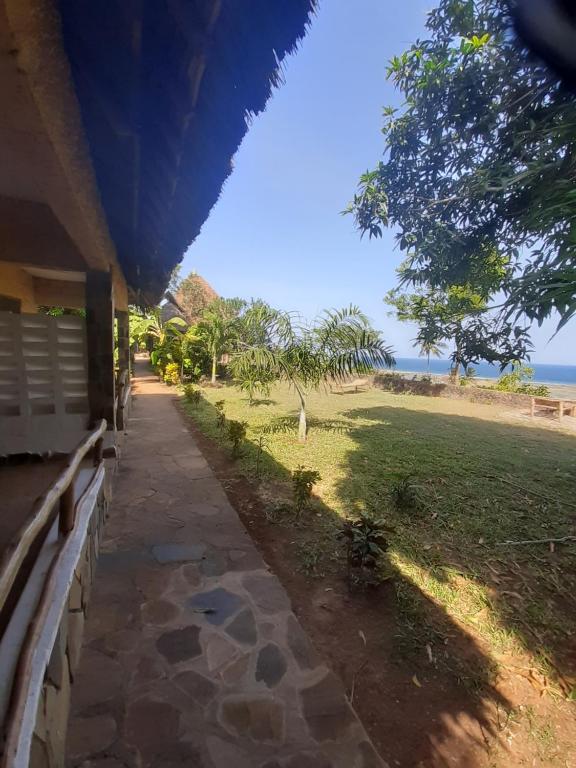 un porche de una casa con vistas al océano en Mango Lodge Kenya, en Kisimachande