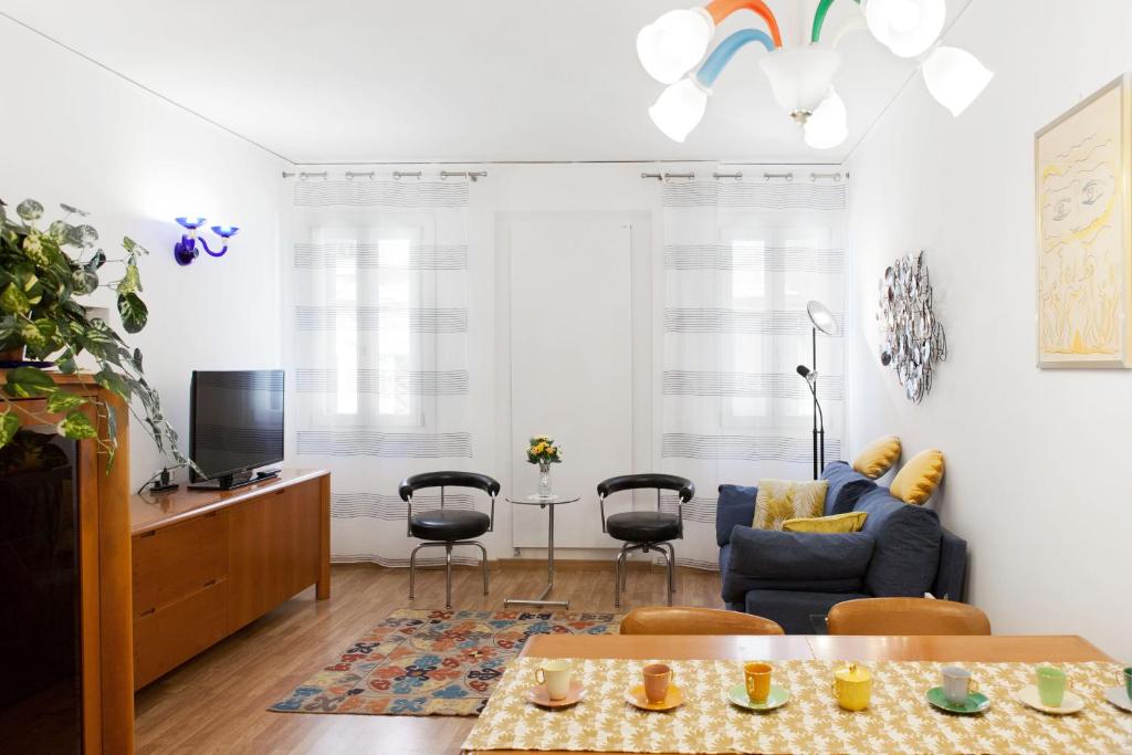 sala de estar con sofá azul y sillas en Appartamento Piera Rossa info at yourhomefromhomeinvenice-venicerentalapartments dot it en Venecia