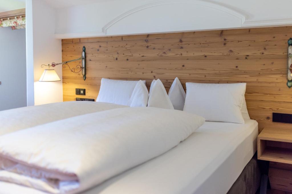 Postel nebo postele na pokoji v ubytování Hotel Garni Glockenstuhl
