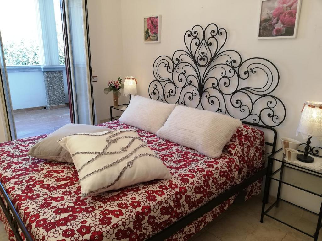 フィウミチーノにあるDomus Vittoriaのベッド1台(上に枕2つ付)