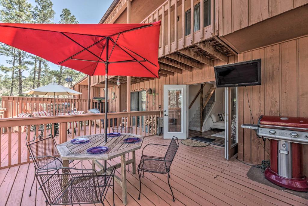 En balkon eller terrasse på Family-Friendly Ruidoso Escape 2 Mi to Golf!