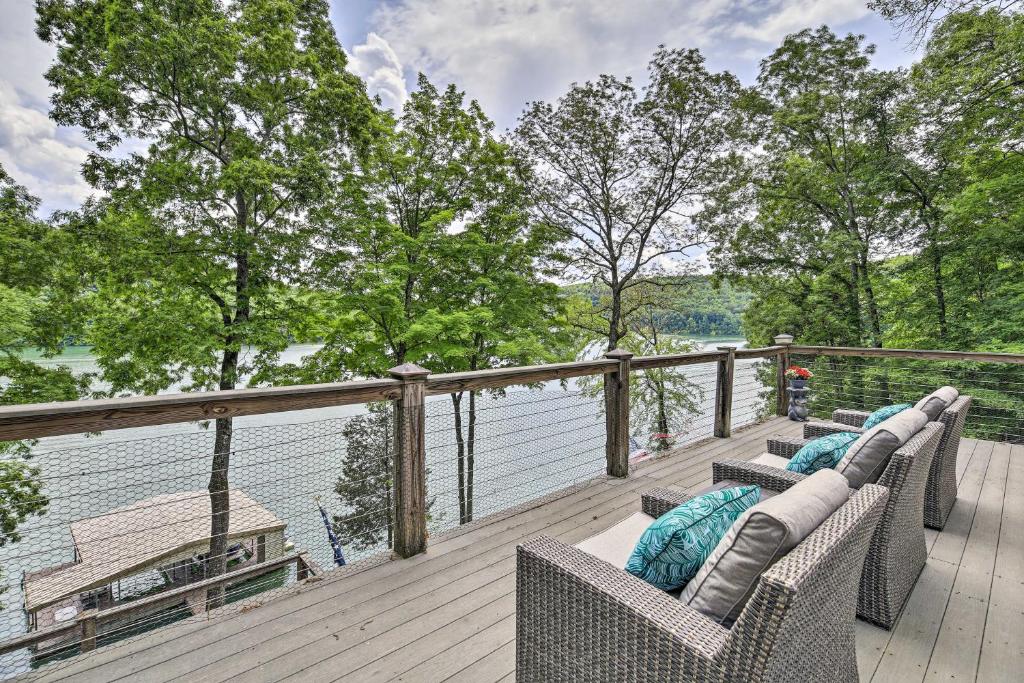 una terraza con 2 sillas y vistas al agua en Inviting Family Abode with Dock on Norris Lake!, en Caryville