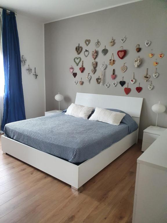 Farra di SoligoにあるGina & Jetoのベッドルーム1室(ハート付きのベッド1台付)