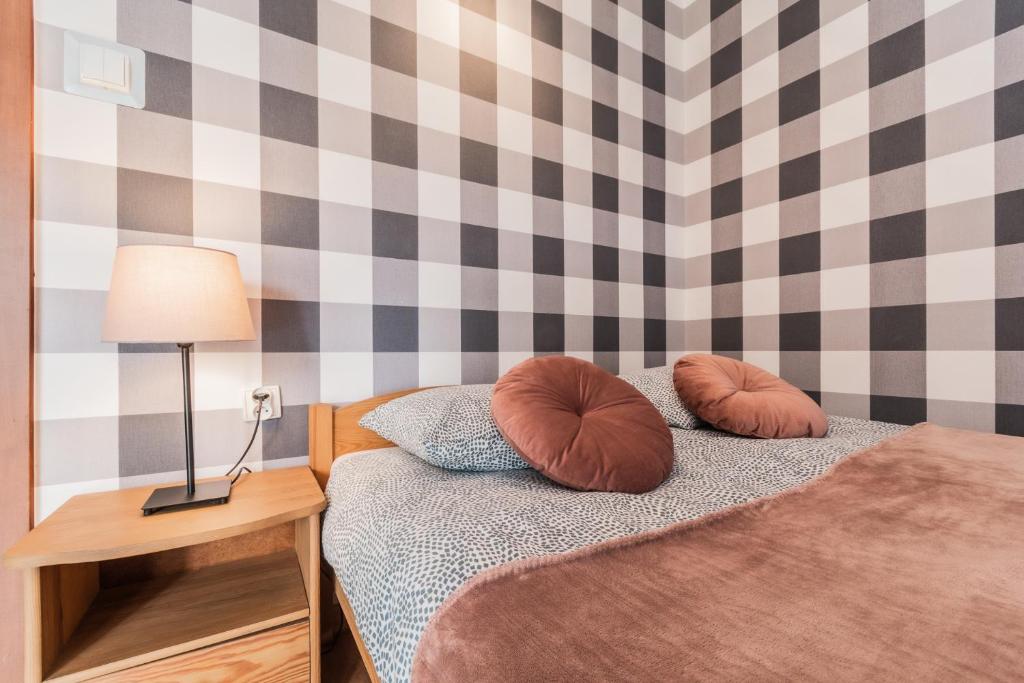 Un pat sau paturi într-o cameră la Domki i pokoje POD KOGUTEM - kwatery prywatne