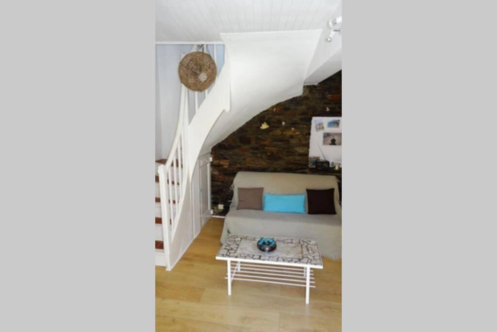 1 dormitorio con 1 cama y 1 mesa en Jetez l'ancre dans notre maison de pêcheur !, en Collioure