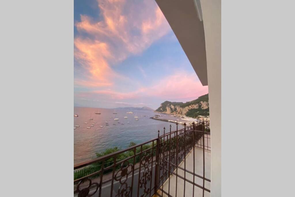uma vista para o oceano a partir de uma varanda em Casa di charme panoramica a Capri sulla spiaggia. em Capri