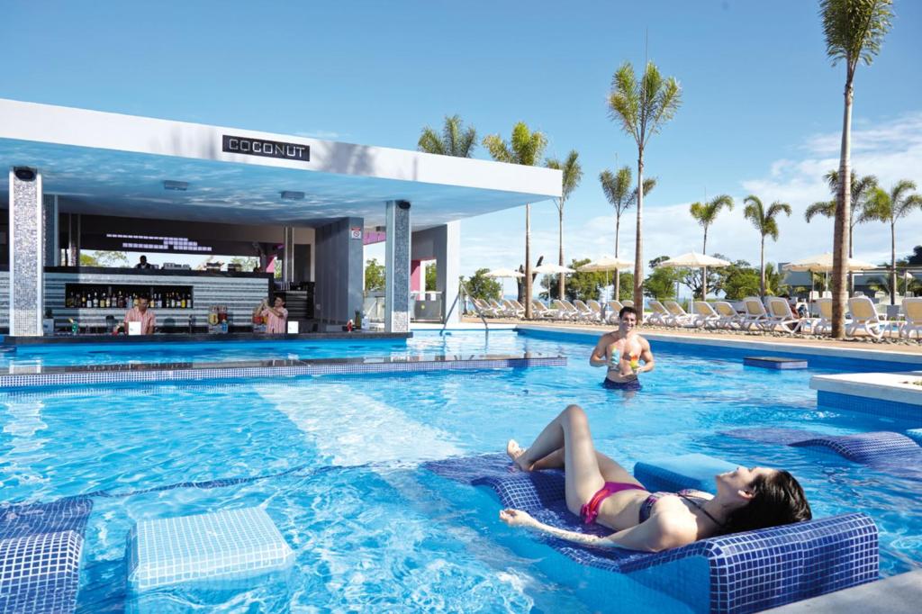 Bazén v ubytování Riu Palace Costa Rica - All Inclusive nebo v jeho okolí