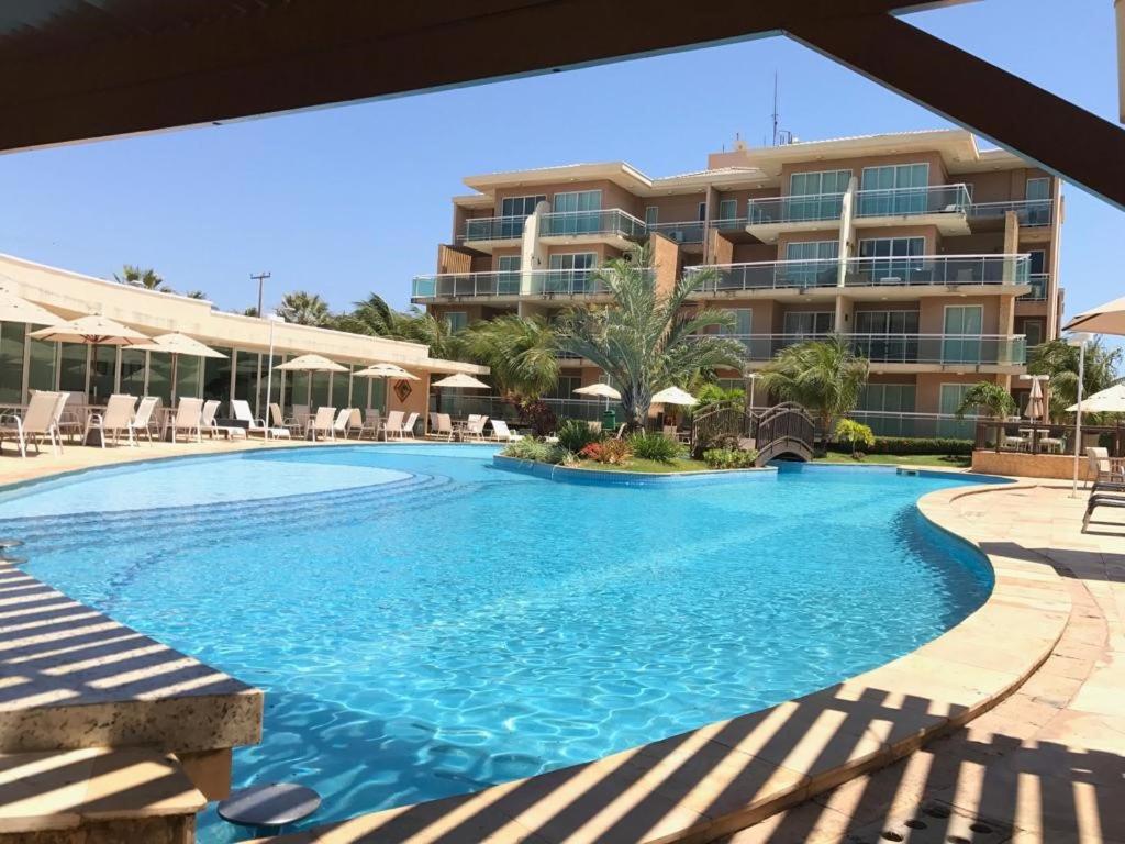 una piscina frente a un hotel en Palm Beach, Porto das Dunas en Aquiraz