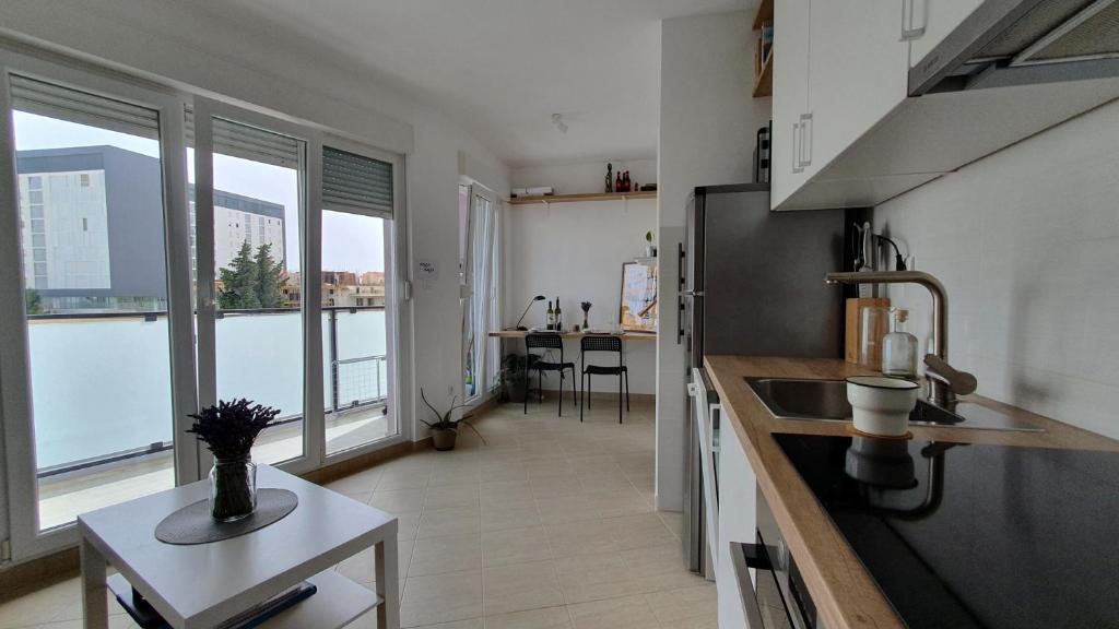 Virtuve vai virtuves zona naktsmītnē Apartman Elena - Visoka,Split