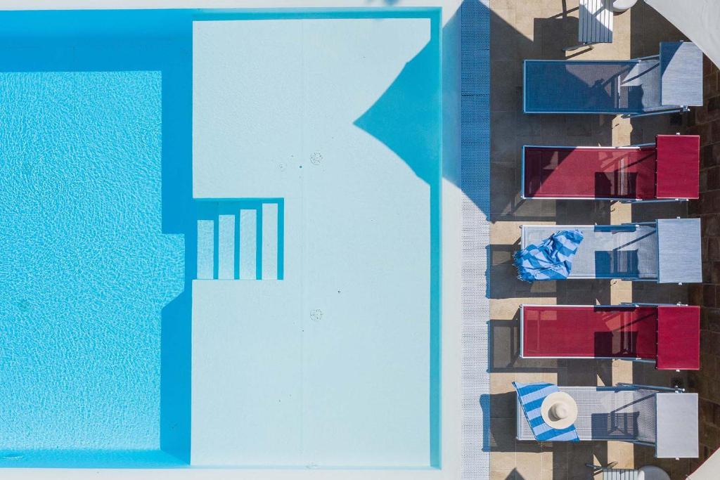 uma vista aérea de um edifício e de uma piscina em Villa Durante em Cagli
