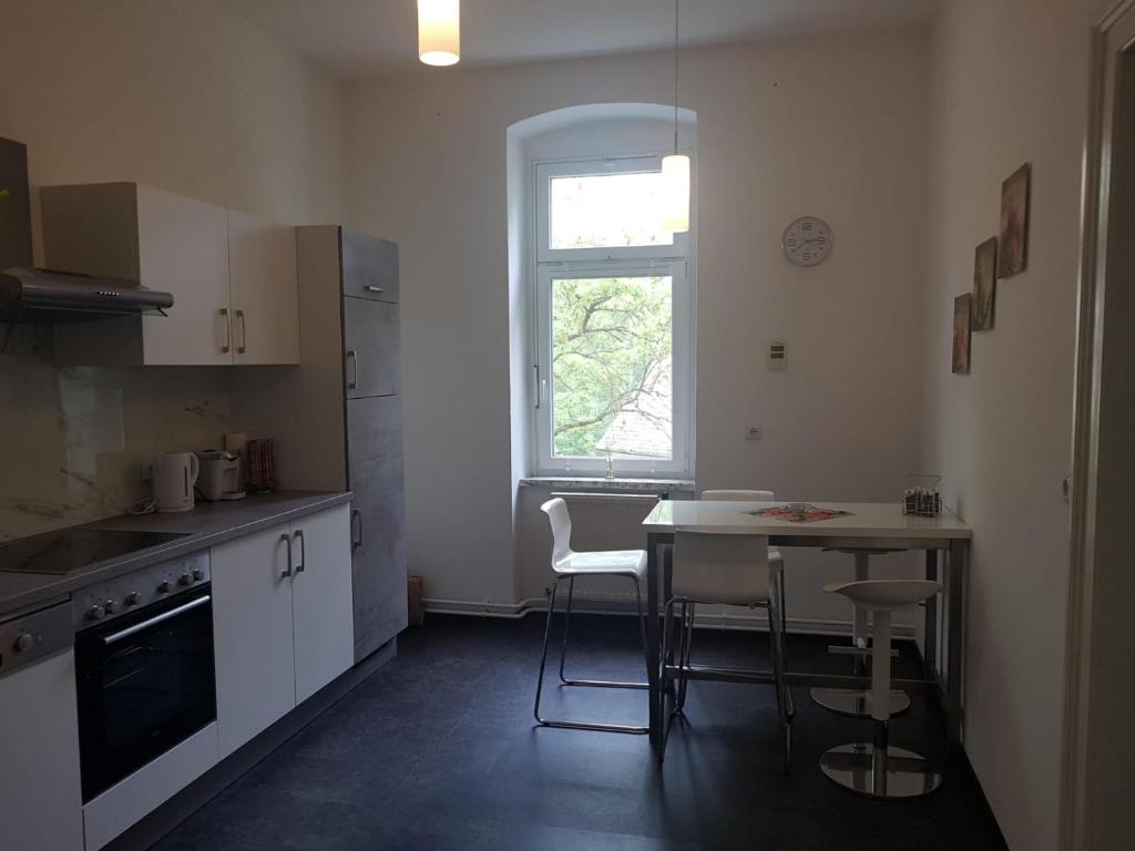 格明德的住宿－Ferienwohnung Gmünd，厨房配有桌椅和窗户。