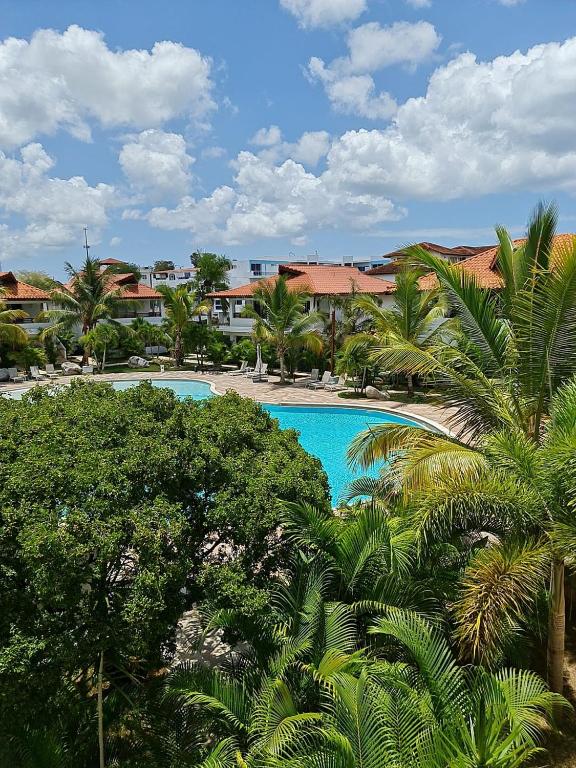 vista su una piscina con palme di Residencial Paraiso Bayahibe a Bayahibe