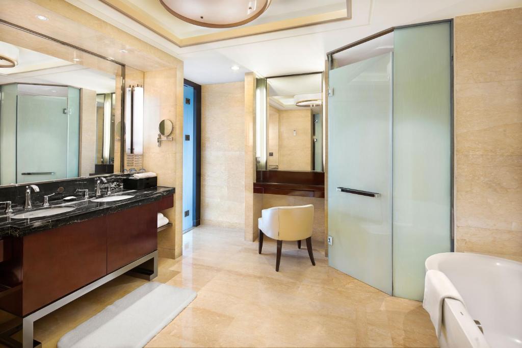 Crowne Plaza Chengdu Panda Garden by IHG - Premium King Room - Lounge Access
