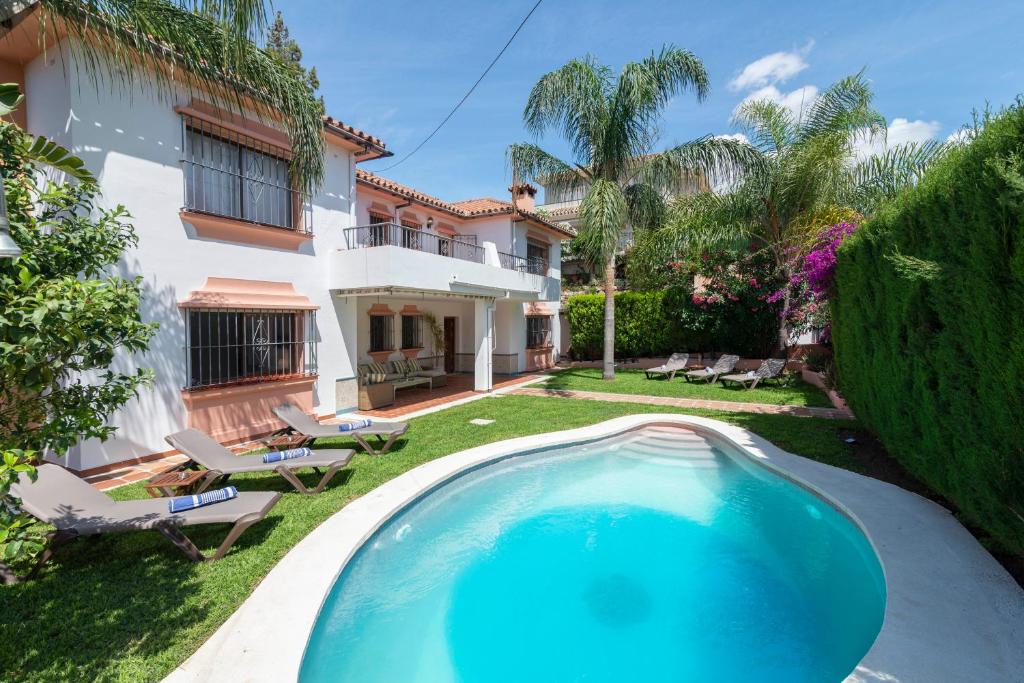 una piscina frente a una casa en Villa Giovanni - Marbella Center - Heated Pool, en Marbella