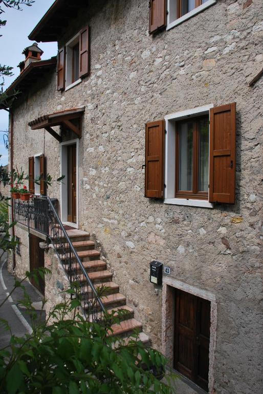 een stenen gebouw met houten deuren en trappen bij Al Piccolo Borgo Antico in Torri del Benaco