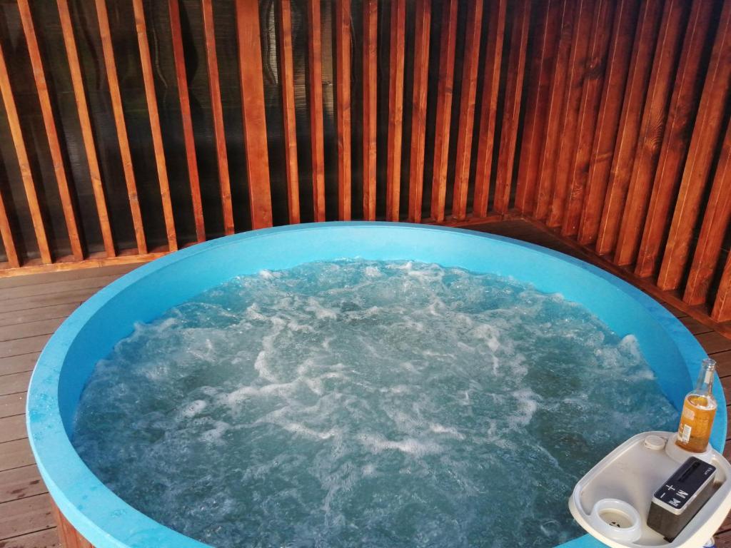 einen Pool mit einem Waschbecken auf einer Terrasse in der Unterkunft Kovács Guesthouse in Praid