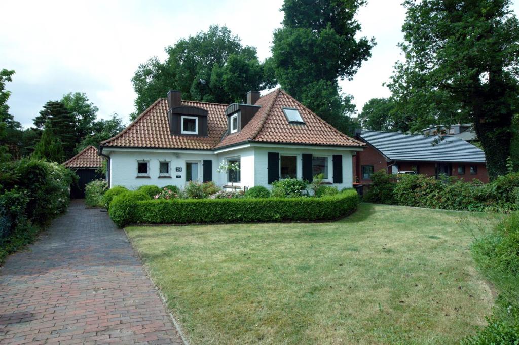 a white house with a red roof at Haus Tapken mit Meerblick in Varel