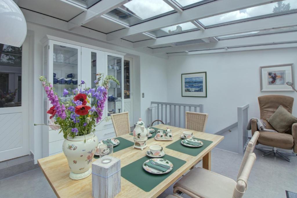Posezení v ubytování Haus Tapken mit Meerblick