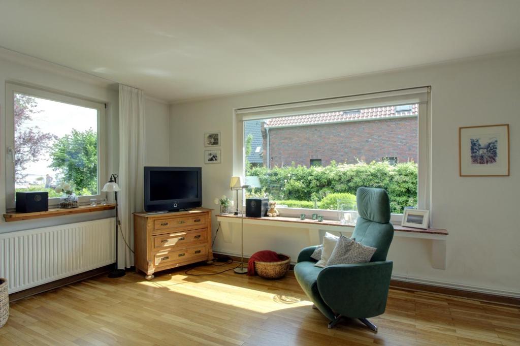 TV a/nebo společenská místnost v ubytování Haus Tapken mit Meerblick