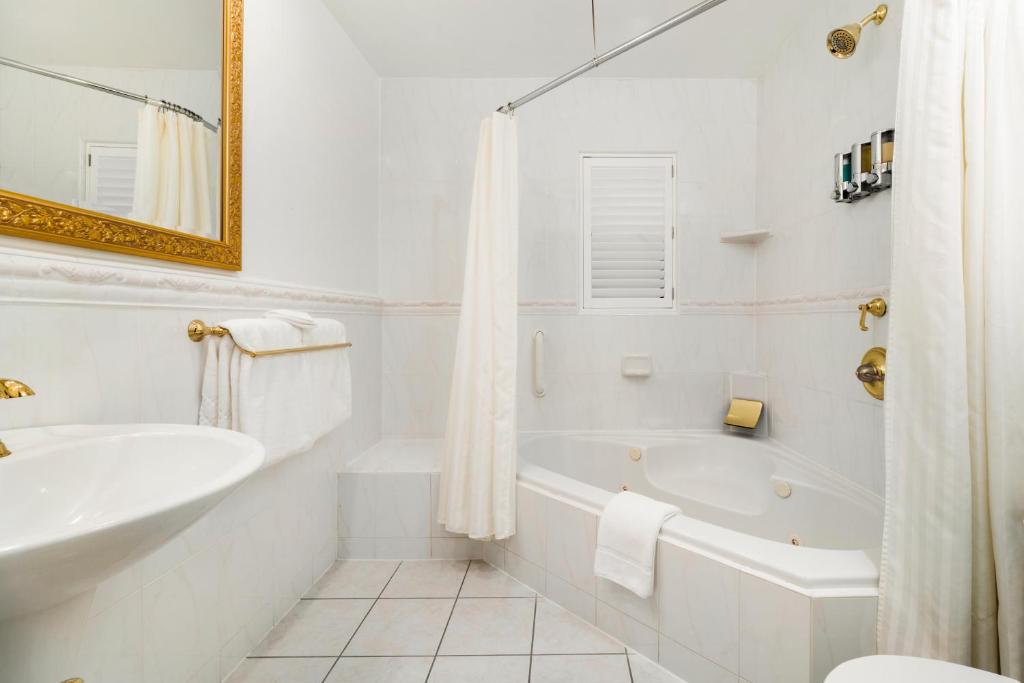 Coachman's Inn, A Four Sisters Inn - Deluxe King Spa + Chimenea