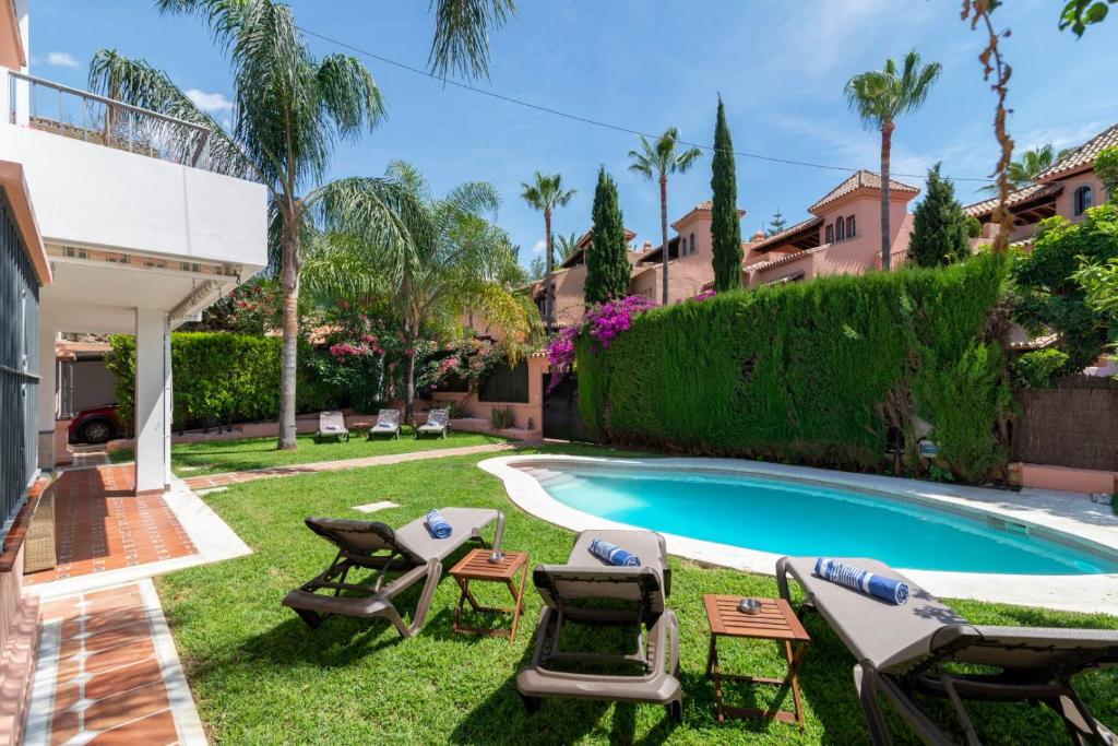 Bazén v ubytování Villa Giovanni - Marbella Center - Heated Pool nebo v jeho okolí