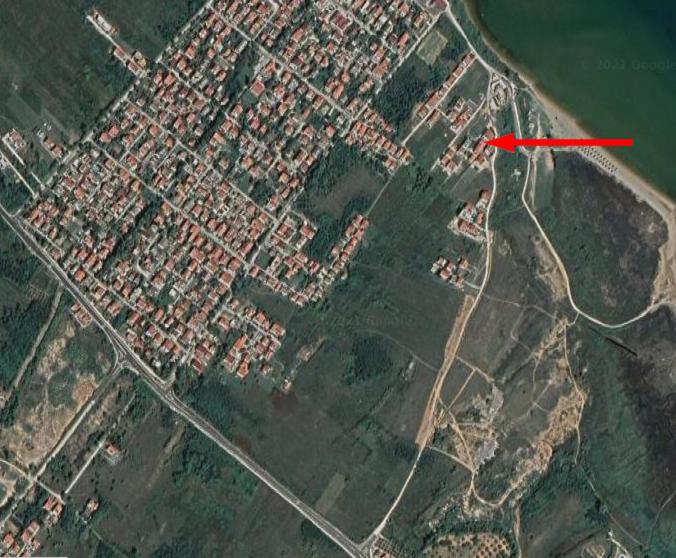 uma seta vermelha é mostrada num mapa em Apartments Ninske Vodice em Nin