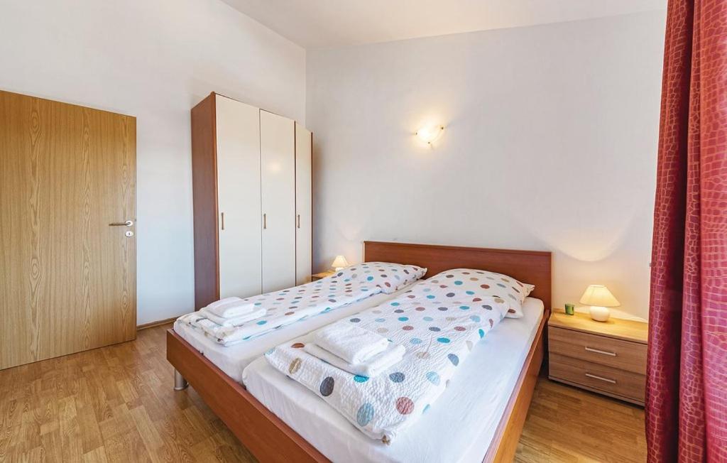 - une chambre avec un grand lit et une armoire dans l'établissement Apartments Veda, à Pula