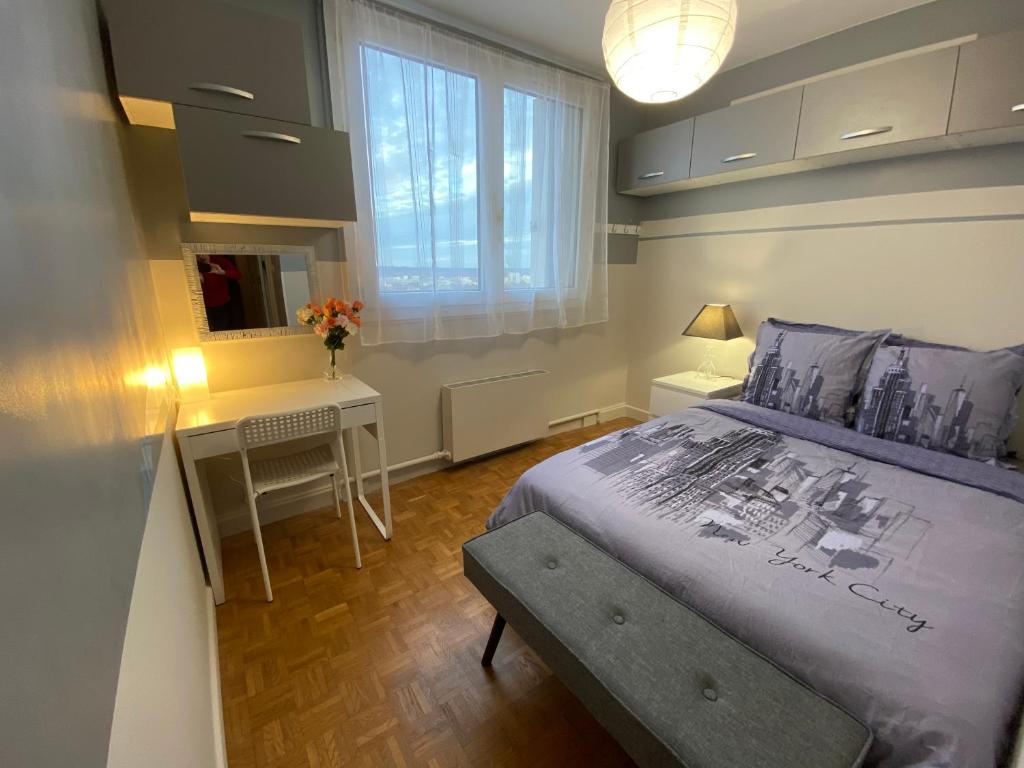 維勒班的住宿－Chambre Privée en Colocation Villeurbanne Métro Bonnevay，一间卧室配有一张床、一张书桌和一个窗户。