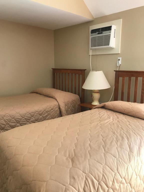 Kennebunk Gallery Motel and Cottages - Standard Family Room