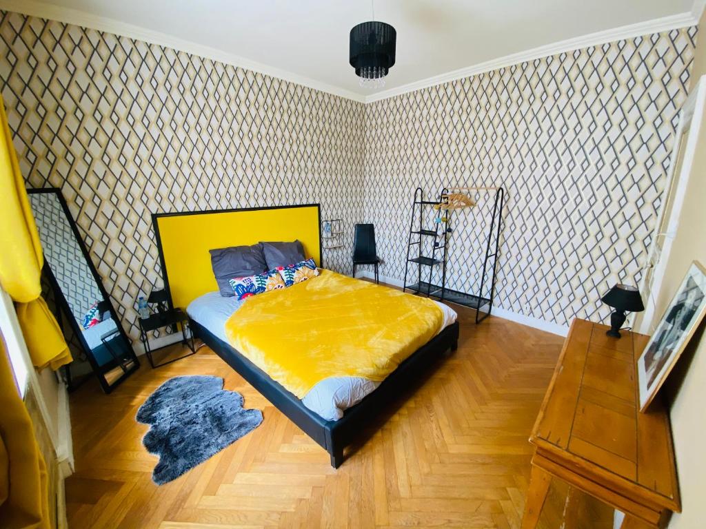 เตียงในห้องที่ Chambre Hote Urban Chic proche Bagnoles SDD privative au Calme