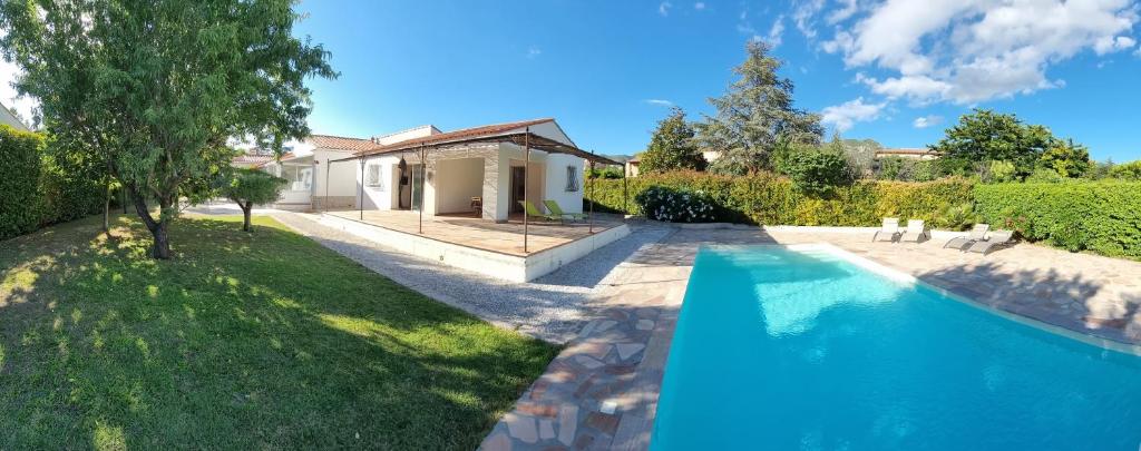 Πισίνα στο ή κοντά στο Studio indépendant à la Villa Garlaban 3 étoiles
