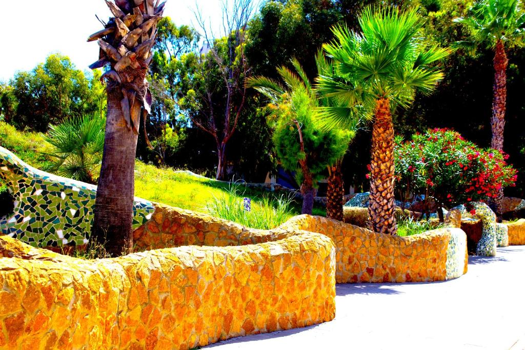 瓜爾達馬爾·德爾·塞古拉的住宿－Los Naranjos，种有树木和棕榈树及灌木的花园