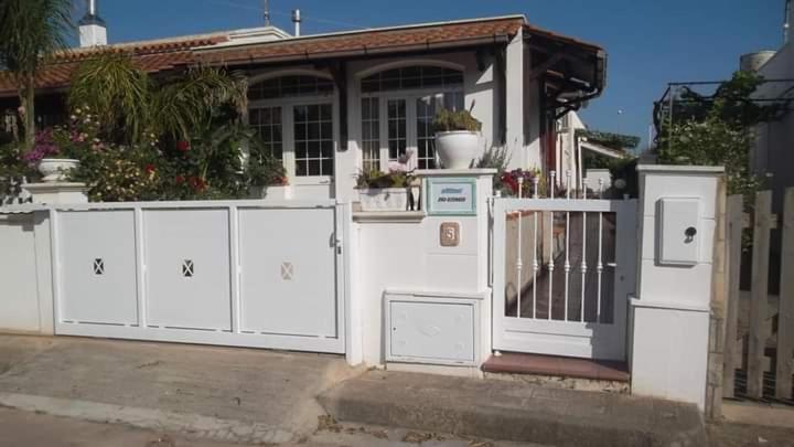 una recinzione bianca di fronte a una casa di Marina di Mancaversa Dolce Salento a Taviano