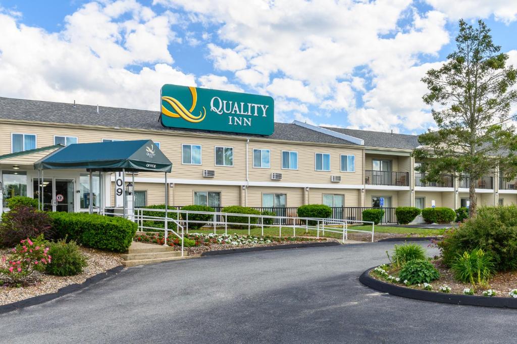 a hotel with a sign that readsquality inn at Quality Inn Cape Cod in Bourne