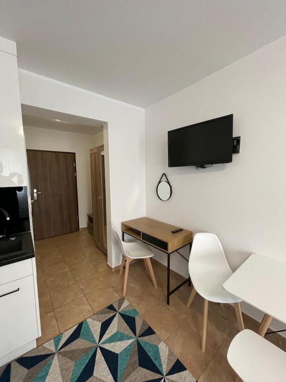 Televízia a/alebo spoločenská miestnosť v ubytovaní Apartamenty Planeta Mielno 100 m od plaży